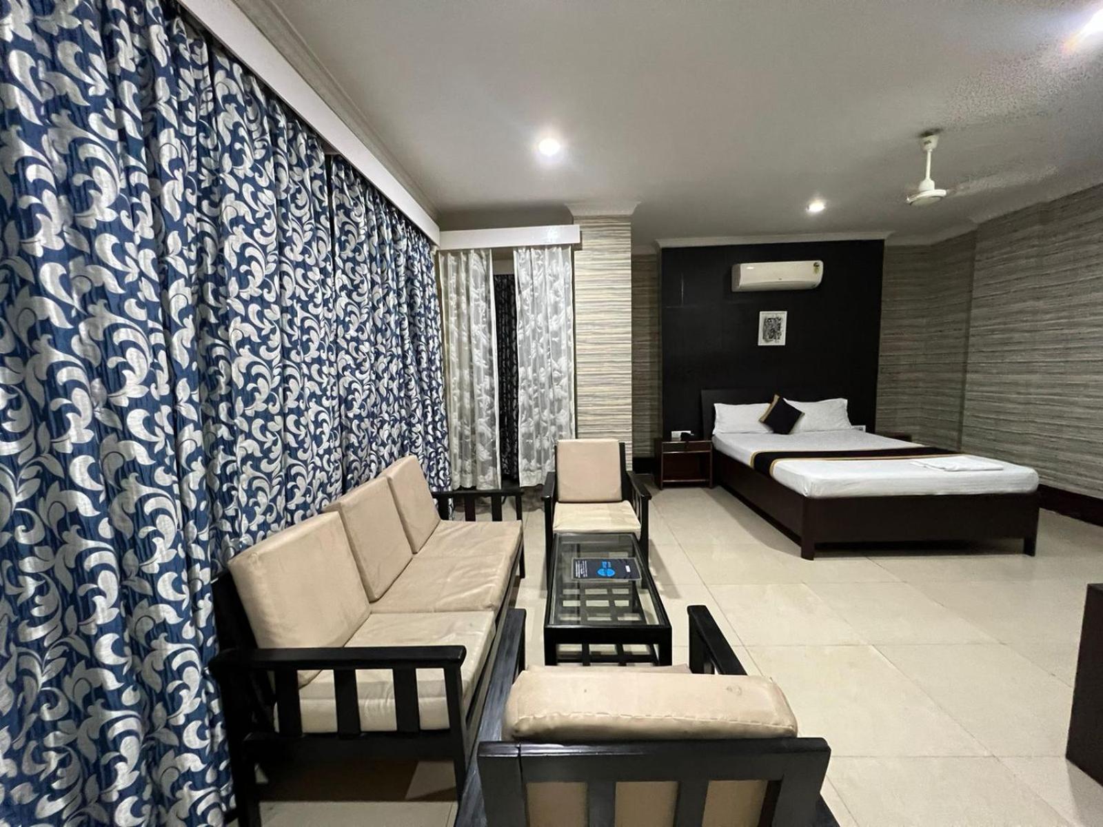 Hotel Bluemoon Guwahati Exteriör bild